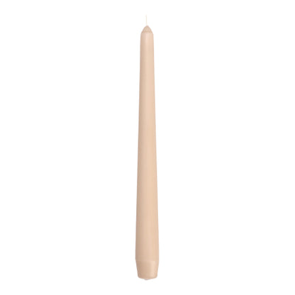 Uma única vela cônica Starpak 50 (Ø 2,2 cm - 25 cm) não acesa está em pé contra um fundo branco - esta vela elegante e bege mostra a alta qualidade artesanal da Starpak.
