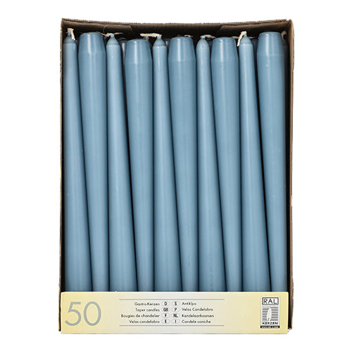 Uma caixa de papelão com 50 velas Starpak (Ø 2,2 cm - 25 cm), dispostas verticalmente em filas, com uma etiqueta na frente indicando as especificações técnicas e a longa duração de queima para uso prolongado.