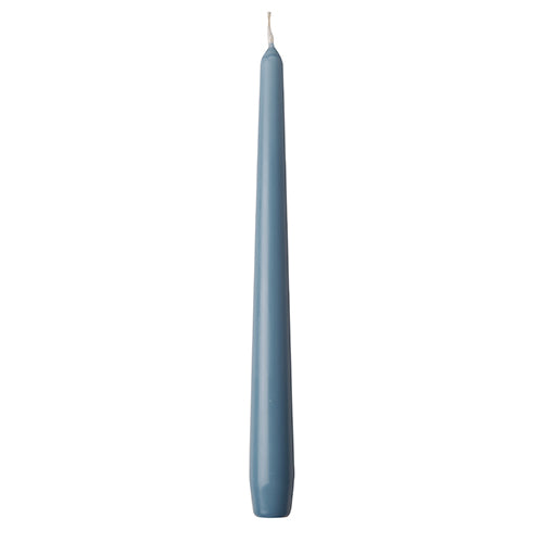 Uma única vela azul cônica com pavio não aceso está ereta em frente a um fundo branco simples - ideal para combinar com as velas Starpak 50 Ø 2,2 cm - 25 cm.