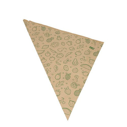 Uma folha triangular de papel kraft marrom da série "1000 cones Frutas & Legumes" da PAPSTAR GmbH com desenhos de linha verdes de frutas, legumes e folhas sobre um fundo branco simples.