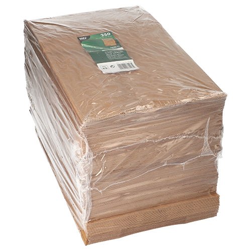 Uma grande pilha de PAPSTAR 250 sacos de fundo quadrado de papel kraft marrom da PAPSTAR GmbH está firmemente embrulhada em filme transparente e possui uma etiqueta de produto verde e branca no topo.