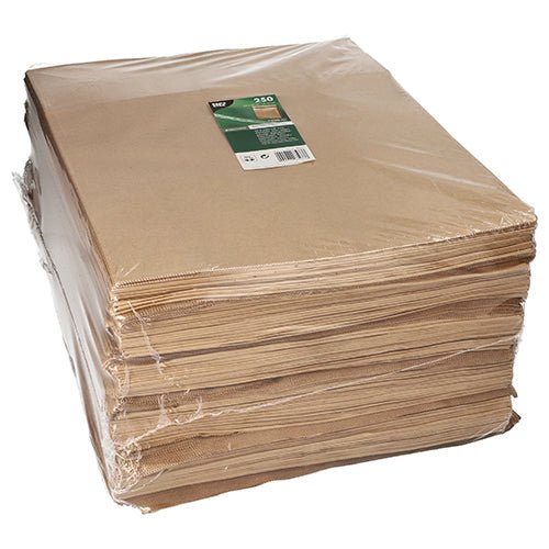 Uma grande pilha de PAPSTAR 250 sacos de fundo quadrado, papel kraft marrom, da PAPSTAR GmbH, embrulhados em filme transparente com uma etiqueta verde e branca no topo com informações do produto.