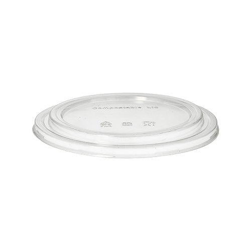 Um PAPSTAR 50 tampas para tigelas de salada, redondas claras 2 cm de altura PLA da PAPSTAR GmbH está representada deitada plana sobre um fundo branco. Esta tampa compostável e ecológica é adequada para copos ou recipientes descartáveis.