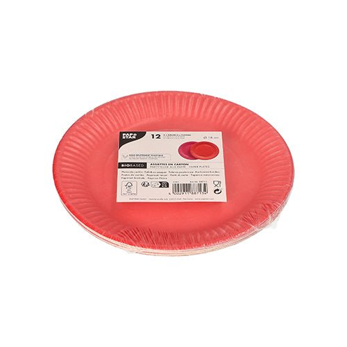 Na imagem, um pacote com doze pratos de papelão PAPSTAR 12, redondos, Ø 18 cm, coloridos, da PAPSTAR GmbH, embalados em plástico transparente, com um rótulo branco no meio, contendo informações do produto, símbolos e um código de barras.