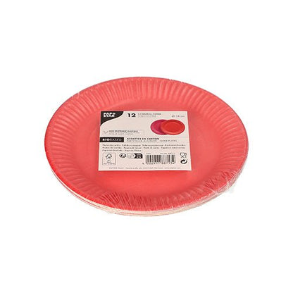 Na imagem, um pacote com doze pratos de papelão PAPSTAR 12, redondos, Ø 18 cm, coloridos, da PAPSTAR GmbH, embalados em plástico transparente, com um rótulo branco no meio, contendo informações do produto, símbolos e um código de barras.