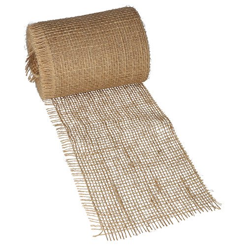Um rolo de fita decorativa de juta PAPSTAR 10 m natural da PAPSTAR GmbH está parcialmente desenrolado em um fundo branco, mostrando sua estrutura grosseira e aberta - ideal para projetos criativos ou decoração natural.