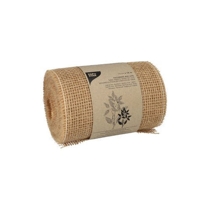 A fita decorativa de juta PAPSTAR 10 m natural em rolo da PAPSTAR GmbH é uma fita de juta em cor natural com padrão de grade, ideal para decorações e projetos criativos. É fornecida com uma etiqueta bege com texto preto e motivo de planta em fundo branco.