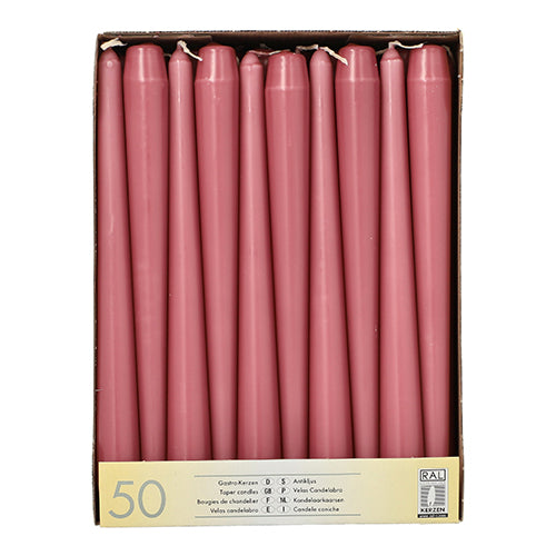 Uma caixa com dez velas Starpak (Ø 2,2 cm - 25 cm) dispostas verticalmente. A etiqueta inferior diz "50 peças", a longa duração de queima é mencionada e contém informações em vários idiomas.