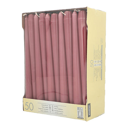 Numa caixa bege Starpak com janela transparente estão 50 velas cônicas rosa (2,2 cm × 25 cm) dispostas verticalmente. A informação do produto está impressa na parte inferior da frente.