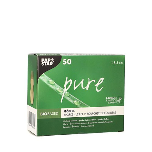Uma caixa verde com a inscrição "PAPSTAR pure" contém 50 Göffel de bambu da PAPSTAR GmbH com um comprimento de 8,5 cm cada - ideal para finger food. A embalagem é decorada com motivos de bambu e texto multilíngue e é adequada para festas sustentáveis.
