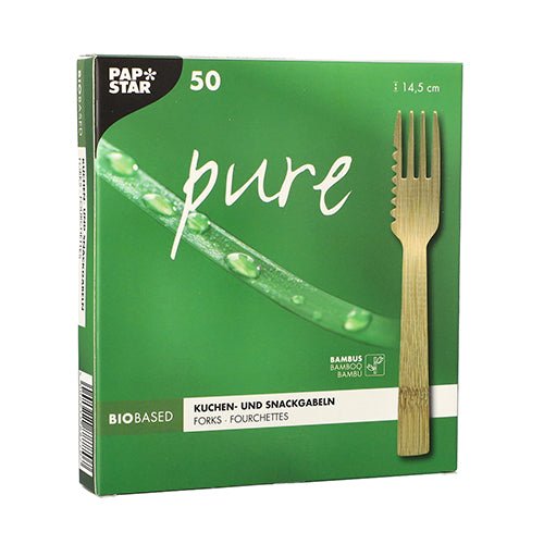 Uma caixa verde PAPSTAR pure contém 50 garfos de snack de bambu ecológicos e de base biológica (14,5 cm, serrilhados) da PAPSTAR GmbH. A frente mostra um garfo, uma folha de bambu com gotas e está adornada com texto em alemão, francês e inglês.