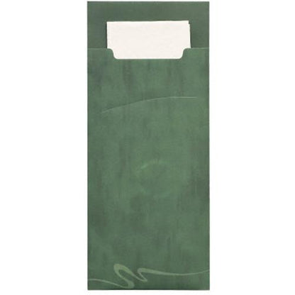 Os porta-talheres PAPSTAR 520 (20 x 8,5 cm) da PAPSTAR GmbH possuem uma capa de papel verde com um padrão de redemoinho discreto, onde se encontra um guardanapo branco de 2 camadas (33 x 33 cm) que sobressai pela borda superior da capa.