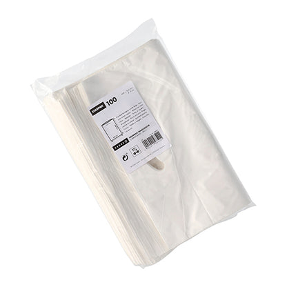 Eine durchsichtige Plastikpackung mit 100 Starpak 100 Griffloch-Tragetaschen, HDPE weiss von Starpak, mit Produktinformationen, Barcode und Recyclingsymbolen auf weißem Hintergrund.