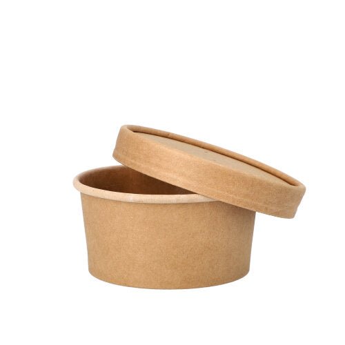 O copo de sopa redondo PAPSTAR, 180 ml, castanho com camada de folha e tampa correspondente de papel kraft está inclinado sobre um fundo branco. Conjunto de 25 peças da PAPSTAR GmbH - ideal para sopas.