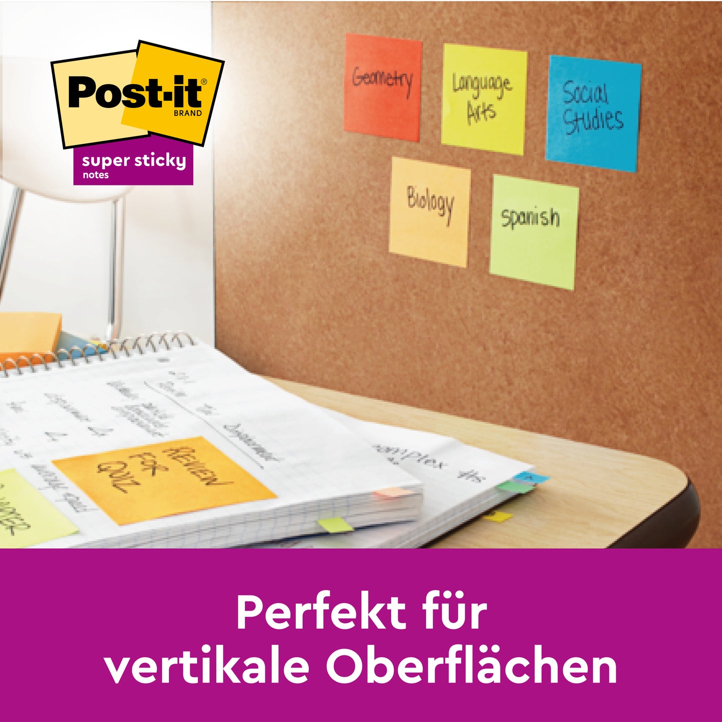 Um quadro de cortiça acima de uma mesa exibe os Post-it® Super Sticky Notes 654-6SS-PPNK, rosa (76 mm x 76 mm, 90 folhas/bloco, 6 blocos/pacote) da 3M Deutschland GmbH, rotulados para diferentes tópicos. Alemão: "Perfeito para superfícies verticais.