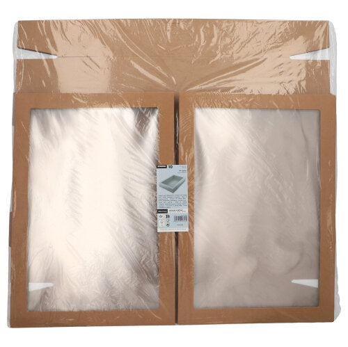 Juntos, vêm duas caixas retangulares de transporte e catering Starpak 10 feitas de papelão marrom resistente, cada uma com tampa separada e janela de visualização em PET, embaladas de forma semelhante a tabuleiros de forno em película transparente com inserção de informação do produto no centro.