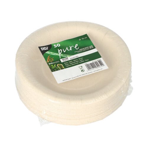 Uma pilha de pratos descartáveis redondos e brancos do tipo PAPSTAR 50 Prato "puro", feitos de resíduos agrícolas, biodegradáveis e ecológicos, embrulhados em filme plástico e com uma etiqueta verde-branca da PAPSTAR GmbH.