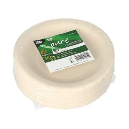 Uma pilha de pratos descartáveis redondos e brancos do tipo PAPSTAR 50 Prato "puro", feitos de resíduos agrícolas, biodegradáveis e ecológicos, embrulhados em filme plástico e com uma etiqueta verde-branca da PAPSTAR GmbH.