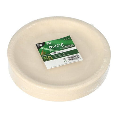 Uma pilha de pratos descartáveis redondos e brancos feitos de resíduos agrícolas da PAPSTAR GmbH, embalados em filme com etiqueta verde-branca "50 puro" e informações do produto.