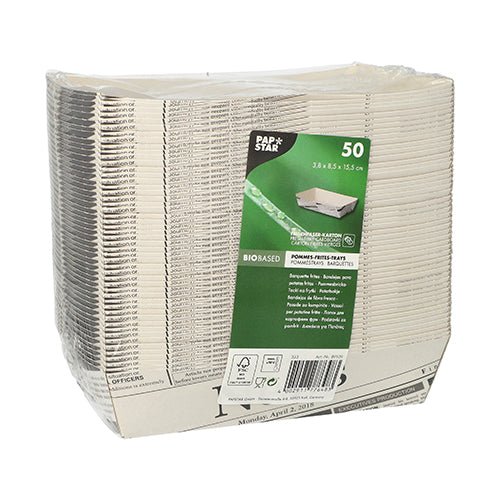 Uma pilha de 50 bandejas de batatas fritas brancas PAPSTAR "Newsprint" da PAPSTAR GmbH, embaladas em filme com etiqueta ecológica verde e branca - ideal para festas de churrasco.