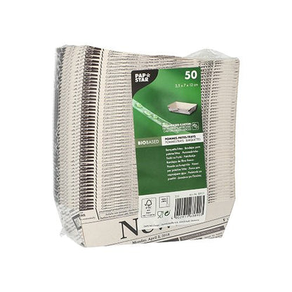 Um pacote com 50 bandejas de batatas fritas brancas PAPSTAR "Newsprint" (PAPSTAR GmbH), embalado em filme transparente, medindo 3,5 x 7 x 1,2 polegadas, ideal para barracas de lanches, com design de impressão de jornal e etiqueta de produto verde.