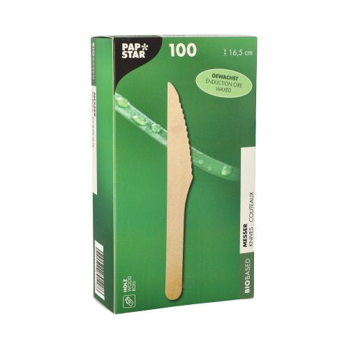 É ilustrada uma caixa verde de PAPSTAR facas de madeira "pure" (16,5 cm, enceradas, 100 peças) da PAPSTAR GmbH; ela contém facas descartáveis ecológicas - ideal como talheres sustentáveis para uso consciente do meio ambiente.