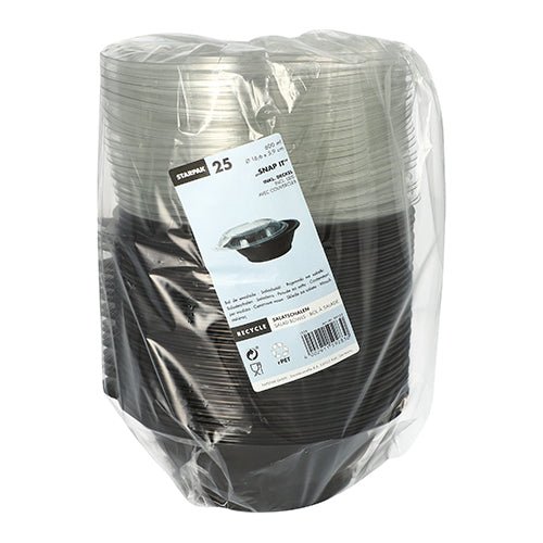 Um pacote com 25 tigelas pretas para salada Starpak 'Snap It' (PET, 600 ml, Ø 16,6 cm, 5,9 cm) com tampa transparente de R-PET, embaladas em plástico e com uma etiqueta branca na frente com detalhes do produto e código de barras.