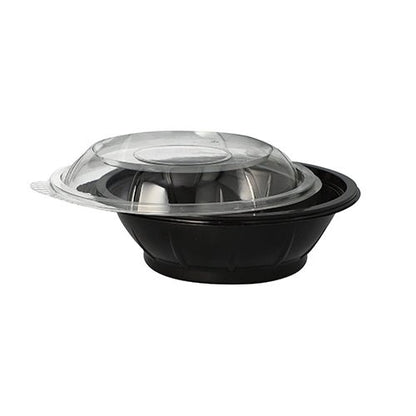 Sobre um fundo branco simples, está ilustrada uma tigela de salada preta Starpak de PET (600 ml) com tampa transparente e abaulada 'Snap It' de R-PET, ligeiramente inclinada.