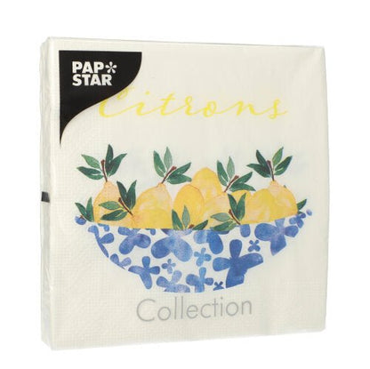 Um pacote de 20 guardanapos PAPSTAR GmbH (33 x 33 cm, 3 camadas, 1/4 de dobra, Design-Set 5), que mostram limões com folhas verdes em uma tigela azul e branca com padrão. Na embalagem está escrito "Zitronen" e "Kollektion".