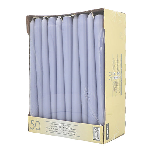 Uma caixa de papelão com 50 velas cônicas brancas Starpak Ø 2,2 cm - 25 cm, cada uma com longa duração, dispostas ordenadamente em duas filas e embaladas em plástico transparente, com informações do produto e símbolos na frente.