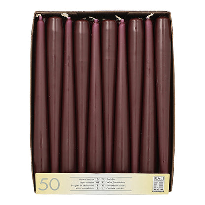 Uma caixa com 50 velas Starpak (Ø 2,2 cm, 25 cm de comprimento), dispostas verticalmente em filas, com uma etiqueta na frente que mostra "50" e várias traduções para vela cônica.