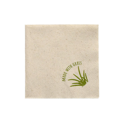 Os 250 guardanapos da PAPSTAR GmbH são guardanapos quadrados bege de 2 camadas (24 x 24 cm) com fibras visíveis, um gráfico de grama verde e a impressão "MADE WITH GRASS" em um canto.