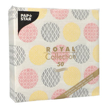 Eine Packung mit 50 PAPSTAR Servietten "ROYAL Collection" 40 x 40 cm, 1/4-fach gefaltet, in gelb von PAPSTAR GmbH.