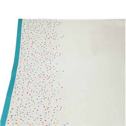 A toalha de mesa PAPSTAR (papel, 3 m x 1,2 m) da PAPSTAR GmbH é branca, tem uma borda verde-azulada e um padrão de pontos coloridos em uma borda. Apresentada em fundo branco.