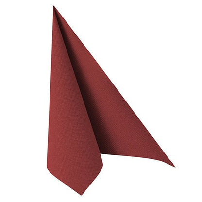 Um conjunto de PAPSTAR GmbH 50 guardanapos "ROYAL Collection" 1/4-Dobra 40 x 40 cm em bordô está dobrado de forma limpa em uma forma de triângulo em um fundo branco.