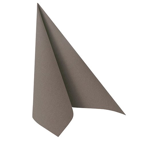 O guardanapo cinza PAPSTAR 50 guardanapos "ROYAL Collection" 1/4-dobra 40 x 40 cm da PAPSTAR GmbH está dobrado verticalmente em forma de triângulo, com a estrutura elegante ligeiramente visível nas duas bordas.