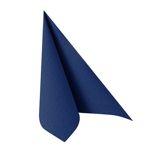 Um PAPSTAR 50 guardanapos "ROYAL Collection" 1/4-dobra 40 x 40 cm azul escuro, da PAPSTAR GmbH, está dobrado verticalmente em um triângulo pontiagudo diante de um fundo branco e mostra a elegância do estilo Royal Collection.