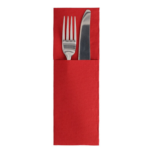 Garfo e faca prateados estão em um porta-guardanapos vermelho dobrado no estilo clássico de dobra de talheres sobre um fundo branco - uma adição elegante à Coleção ROYAL "50 Guardanapos" (48 x 30 cm) com dobra de talheres da PAPSTAR GmbH.