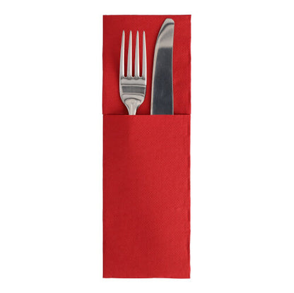 Garfo e faca prateados estão em um porta-guardanapos vermelho dobrado no estilo clássico de dobra de talheres sobre um fundo branco - uma adição elegante à Coleção ROYAL "50 Guardanapos" (48 x 30 cm) com dobra de talheres da PAPSTAR GmbH.