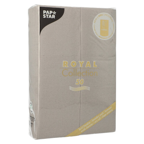 Um pacote selado com 50 guardanapos PAPSTAR "ROYAL Collection" 48 cm x 30 cm com dobra de talheres da PAPSTAR GmbH está em pé e é decorado com texto dourado e branco e um emblema redondo na embalagem.