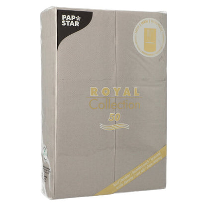 Um pacote selado com 50 guardanapos PAPSTAR "ROYAL Collection" 48 cm x 30 cm com dobra de talheres da PAPSTAR GmbH está em pé e é decorado com texto dourado e branco e um emblema redondo na embalagem.