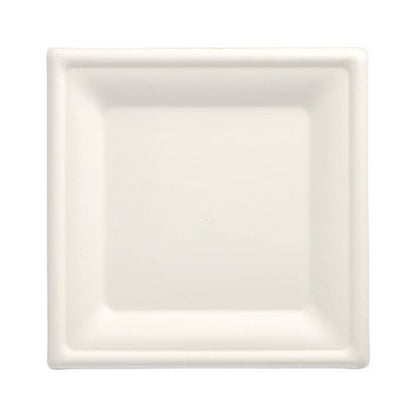 O PAPSTAR prato de 100 unidades, bagaço de cana-de-açúcar "pure" quadrado em branco da PAPSTAR GmbH é um prato quadrado, minimalista com borda elevada. Feito de bagaço de cana-de-açúcar biodegradável, oferece uma alternativa ecológica ao prato descartável. Representado contra um fundo branco.