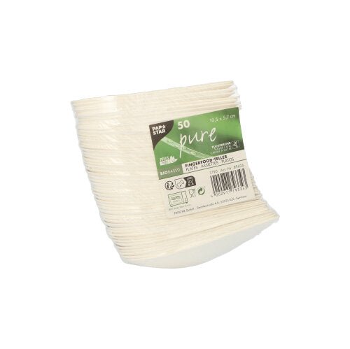 Uma pilha de 50 pratos de finger food ovais PAPSTAR brancos (cana-de-açúcar "pure"), marca da PAPSTAR GmbH, com um rótulo verde-branco com detalhes do produto, tamanho e símbolos ecológicos para degradação biológica.