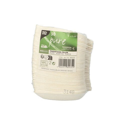 Uma pilha de 50 pratos de finger food PAPSTAR pequenos, brancos de cana-de-açúcar "pure", biodegradáveis, embalados em plástico e com informações de reciclagem, bem como as designações "Bio-based" e ecológico da PAPSTAR GmbH.