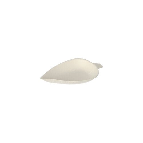 O prato de finger food PAPSTAR 50 de cana-de-açúcar branco é biodegradável, em forma de folha e tem uma borda ligeiramente elevada - fotografado de cima em ângulo sobre um fundo branco. Marca: PAPSTAR GmbH.