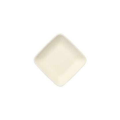 Um prato de finger food de cana-de-açúcar "pure" branco PAPSTAR 50 da PAPSTAR GmbH é quadrado, off-white e é mostrado sobre um fundo branco com os cantos para cima, para baixo, à esquerda e à direita.