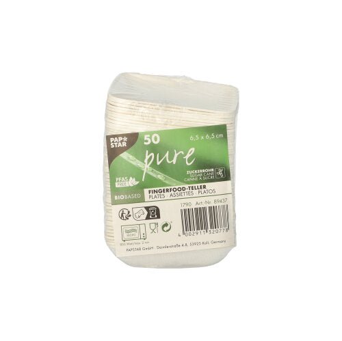 Um pacote embalado com 50 pratos de finger food "pure" PAPSTAR de cana-de-açúcar (6,5 x 6,5 cm), biodegradáveis, brancos. Os rótulos verde-brancos da PAPSTAR GmbH mostram detalhes do produto e símbolos ecológicos.