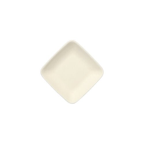O prato de finger food quadrado PAPSTAR feito de cana-de-açúcar "puro", 6,5 cm, branco (12 peças), está colocado diagonalmente sobre um fundo branco - uma escolha sustentável para louça descartável ou como prato de finger food.