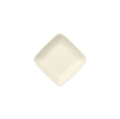 O prato de finger food quadrado PAPSTAR feito de cana-de-açúcar "puro", 6,5 cm, branco (12 peças), está colocado diagonalmente sobre um fundo branco - uma escolha sustentável para louça descartável ou como prato de finger food.