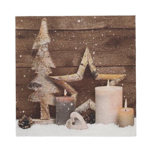 Três velas acesas, uma árvore de madeira, enfeites de estrela e coração, pinhas e 20 guardanapos PAPSTAR 33x33 cm 3 camadas 1/4 de dobra Design Set 5 da PAPSTAR GmbH são apresentados sobre neve artificial com efeito de leve queda de neve.